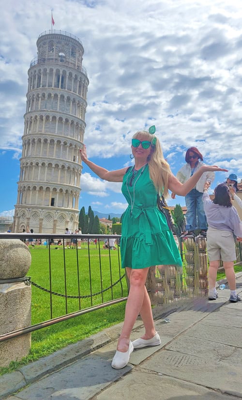 traveler holding up tower of pisa
