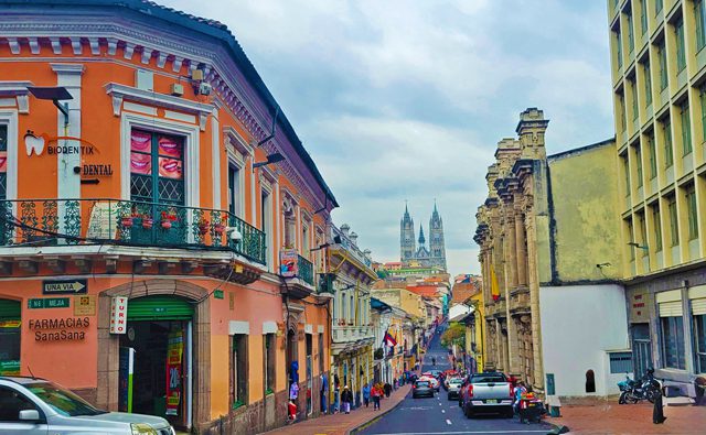 Basilica del Voto Nacional Plaza Independencia
