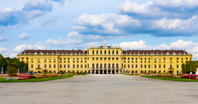 beautiful castles in europe